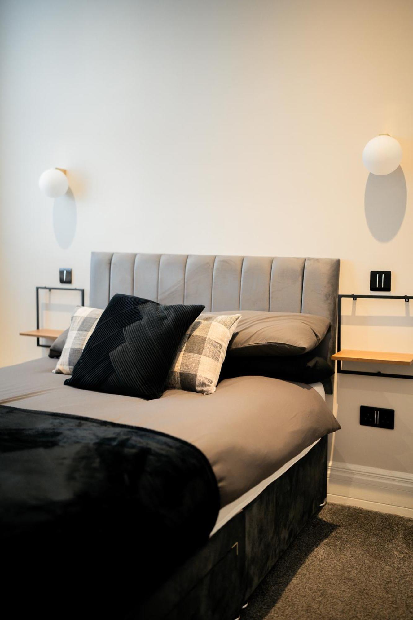 Stunning 2 Bedroom Ground Floor Sea View Apartment *